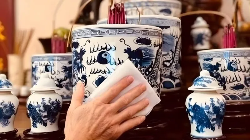 Vệ sinh bát hương và bàn thờ sau khi tỉa