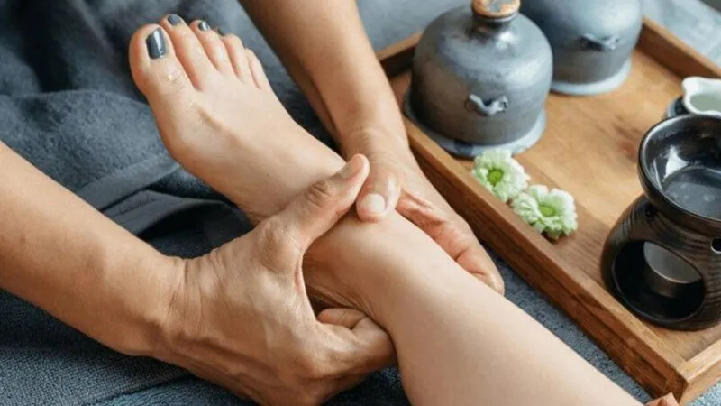 Bấm Huyệt Trị Tê Chân Hiệu Quả Tại Nhà