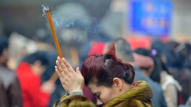 Cách xử lý khi lỡ tay làm rớt nhang để không phạm