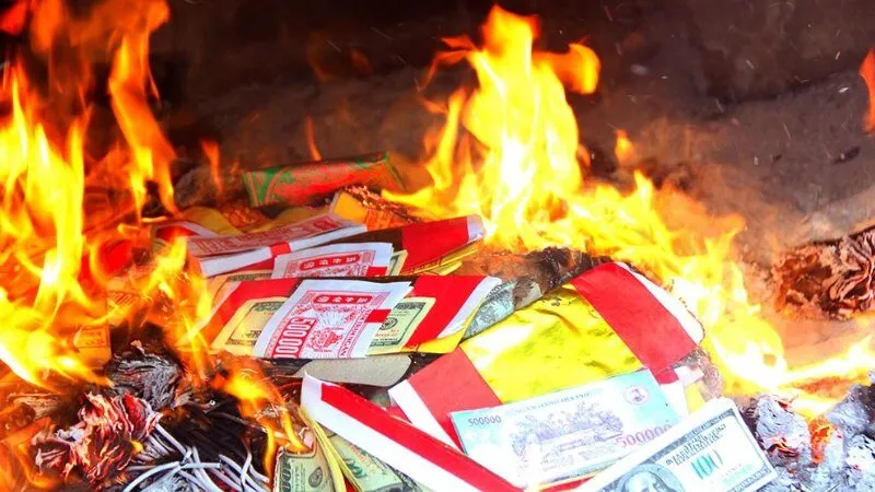 Đèn nến và vàng mã