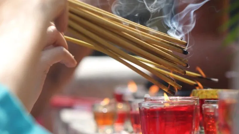 Khi Đang Khấn Vái Làm Rớt Nhang Có Sao Không?