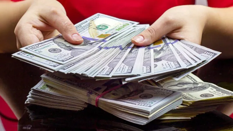 Nằm Mơ Thấy Người Phụ Nữ Đưa Tiền Cho Mình Là Điềm Gì?