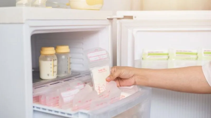 So sánh bảo quản sữa mẹ - Ngăn mát và ngăn đá