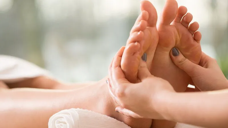 Tại sao bấm huyệt trị tê chân lại mang lại hiệu quả cao?